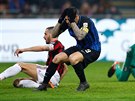 Útoník Mauro Icardi z Interu Milíán se chytá za hlavu po spálené anci v derby...