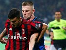 Patrick Cutronez AC Milán se snaí obejít Milana kriniara z Interu.