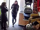 Brněnští kriminalisté potřebují hovořit se ženami, které v prodejně kočárků...