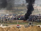 Na izraelské stran v pásmu Gazy hlídkují vojáci, zatímco na druhé stran...