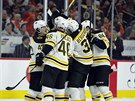 Boston Bruins se radují z vyrovnání tři vteřiny před koncem proti Philadelphia...