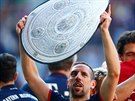 Záloník mnichovského Bayernu Franck Ribéry slaví titul s maketou mistrovské...