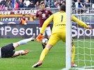 Adem Ljaji z FC Turín (uprosted) stílí branku v utkání italské ligy proti...