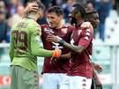 Fotbalisté Turína slaví gól do sít Interu Milán.
