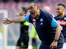 Trenér Neapole Maurizio Sarri ene své svence kupedu.