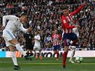 Cristiano Ronaldo z Realu (vlevo) střílí branku v utkání španělské ligy proti...