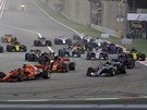 Vozy formule 1 práv odstartovaly do Velké ceny Bahrajnu.