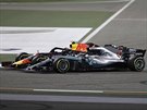 Lewis Hamilton (v popedí) pedjídí svým Mercedesem Maxe Verstappena z Red...