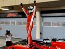 Nmecký pilot stáje Ferrari Sebastian Vettel slaví výhru ve Velké cen Bahrajnu.