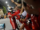 Sebastian Vettel slaví s fanouky první místo ve Velké cen Bahrajnu.
