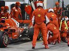 PROBLÉM VLEVO VZADU. Kimi Räikkönen pi zastávce v boxech pi velké cen...