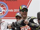 Britský jezdec stáje Honda Cal Crutchlow slaví triumf v MotoGP na Velké cen...