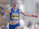 Eva Vrabcová-Nývltová dobíhá do cíle praského plmaratonu.