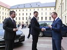 Lídi SSD Jan Hamáek (vlevo) a Jií Zimola (uprosted) dorazili na jednání s...