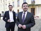 Lídi SSD Jan Hamáek (vpravo) a Jií Zimola se na Hrad seli s prezidentem...