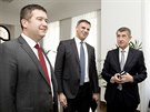 Jan Hamáek, Jií Zimola a premiér Andrej Babi ped druhým jednáním...