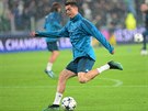 Cristiano Ronaldo z Realu Madrid na rozcvice ped tvrtfinálovým duelem Ligy...