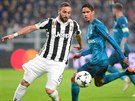 Útoník Juventusu Gonzalo Higuaín kontroluje mí v zápase Ligy mistr s Realem...