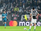 Útoník Juventusu Paulo Dybala eká s míem na polovin. Chystá se rozehrát po...