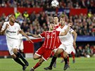 Thiago Alcántara a dv ve. Záloník Bayernu Mnichov proti Stevenu NZonzimu a...
