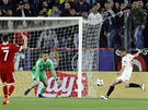 Pablo Sarabia ze Sevilly stílí vedoucí gól ve tvrtfinále Ligy mistr proti...