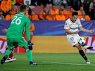 Fotbalista Sevilly Pablo Sarabia stílí gól Svenu Ulreichovi, brankái Bayernu...