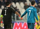 Branká Juventusu Gianluigi Buffon a útoník Realu Madrid Cristiano Ronaldo po...