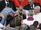 Pape Frantiek se na Svatopetrském námstí ve Vatikánu zdraví s vícími.