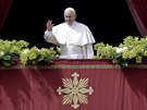 Pape Frantiek ehná vícím ve Vatikánu
