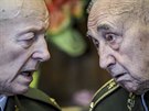 V�le�n� veter�ni vzpom�naj�. Vlevo devades�tilet� Rostislav Stehl�k, vpravo...