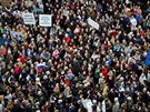 Lidé v Bratislav protestují v reakci na vradu investigativního novináe Jána...