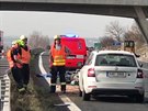 Na dálnici D7 zemel po sráce s autem motorká