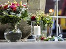 Od rána pokládají lidé na míst tragédie svíky a kvtiny (8. dubna 2018).