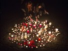 Lidé v míst tragédie zapalují svíky (7. dubna 2018).