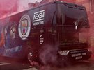 Bus s fotbalisty Manchesteru City p&#345;ijídí ke stadionu Anfield Road v...