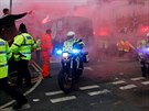 Bus s fotbalisty Manchesteru City p&#345;ijídí k Anfield Road v Liverpoolu,...