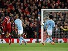 Liverpoolský záloník  Alex Oxlade-Chamberlain  st&#345;ílí gól Manchesteru...