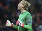 Liverpoolský gólman Loris Karius se raduje z gólu b&#283;hem úvodního...