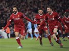 Liverpoolský útoník Mohamed Salah (uprosted) práv vstelil první gól...