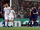 Barcelontí fotbalisté se radují poté, co si Daniele de Rossi z AS &#344;ím...