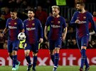 Luis Suárez (zleva), Lionel Messi, Ivan Rakiti a Gerard Piqué z Barcelony...