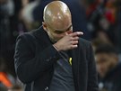 Zasko&#269;ený trenér Josep Guardiola z Manchesteru City b&#283;hem úvodního...