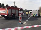 Na 9. kilometru dálnice D7 ve smru na Slaný zemel po sráce s autem motorká...