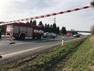Na 9. kilometru dálnice D7 ve smru na Slaný zemel po sráce s autem motorká...