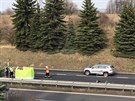 Na 9. kilometru dálnice D7 ve smru na Slaný zemel po sráce s autem motorká...