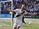 Zlatan Ibrahimovic slaví vítzný gól Los Angeles Galaxy v derby proti LAFC.
