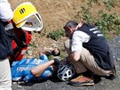 Michael Goolaerts v péi léka po pádu pi závodu Paí-Roubaix.