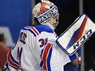 Branká Ondej Pavelec z New York Rangers v zápase s mstským rivalem Islanders.