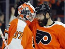 Radko Gudas z Philadelphie dkuje po utkání s Carolinou brankái Brianu...