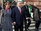 Maarský premiér Viktor Orbán s manelkou ped volební místností v Budapeti...